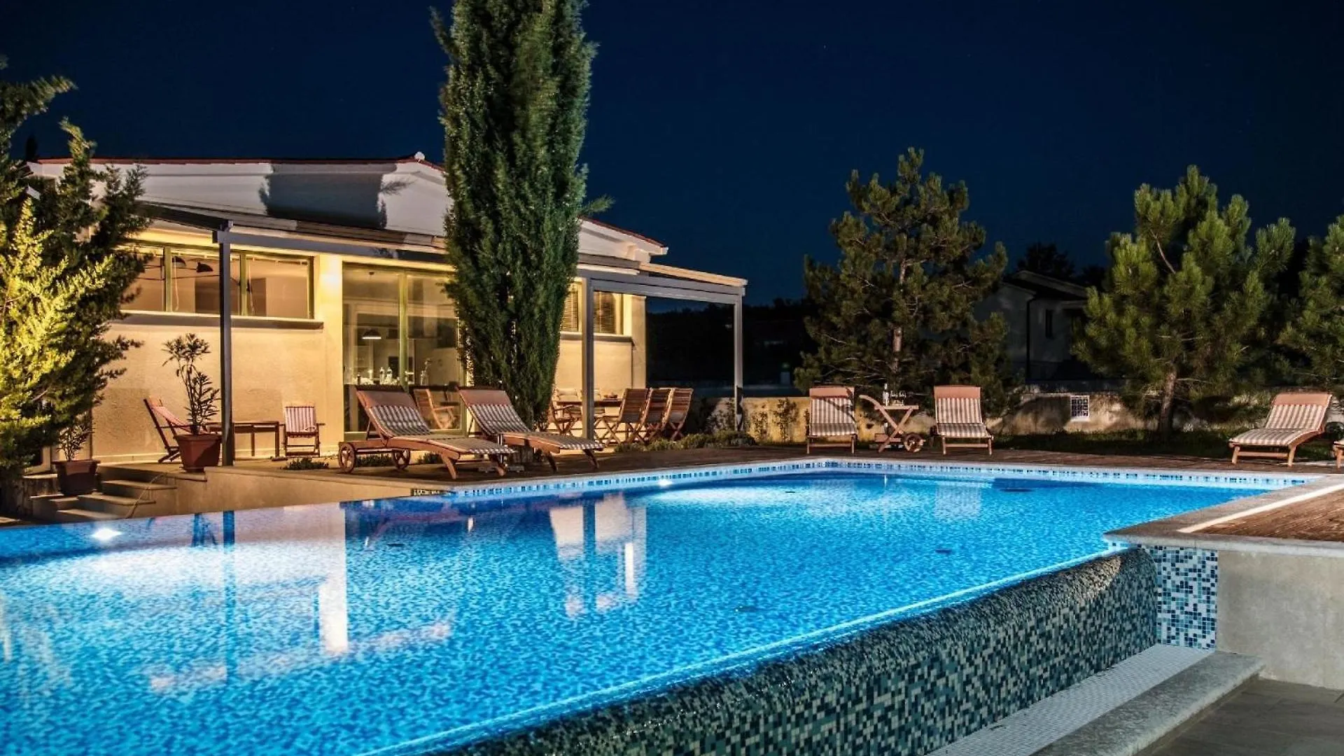 Holiday home Haus In Rogocana Mit Privatem Garten Rasa