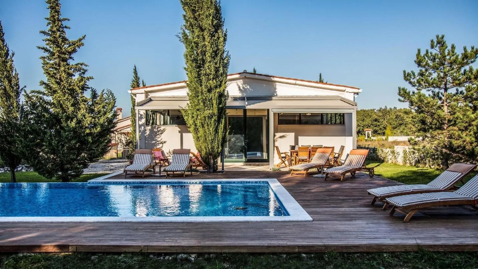 Holiday home Haus In Rogocana Mit Privatem Garten Rasa